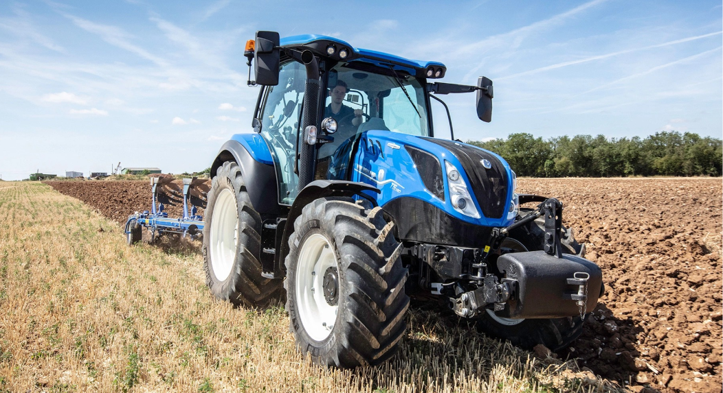 tractor azul sobre campo