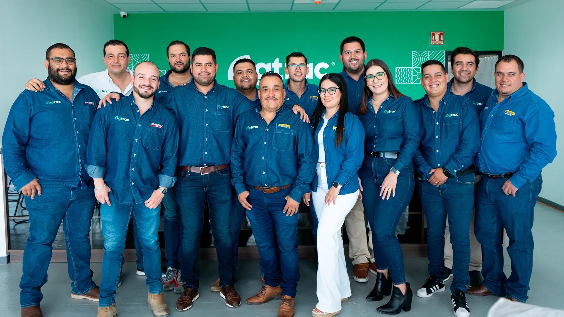Equipo de trabajadores con uniforme de Agtrac